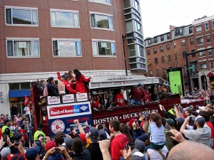 Victory Parade untuk pasukan Red Sox. Kemenangan penuh makna untuk menghalau kedukaan kesan tragedi pengeboman Boston Marahaton bulan April yang lalu.