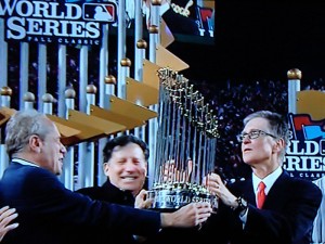 Pemilik pasukan menerima piala juara dunia untuk Red Sox.